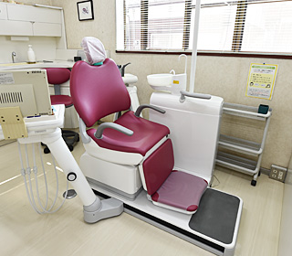 感染水逆流防止装置付きの最新型のシートを配置した広くて明るい診療室